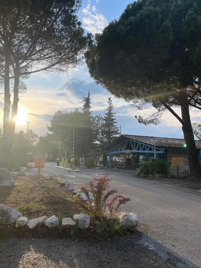Mobil-Home Au Pied Du Luberon Ла Рок д'Онтерон Екстериор снимка