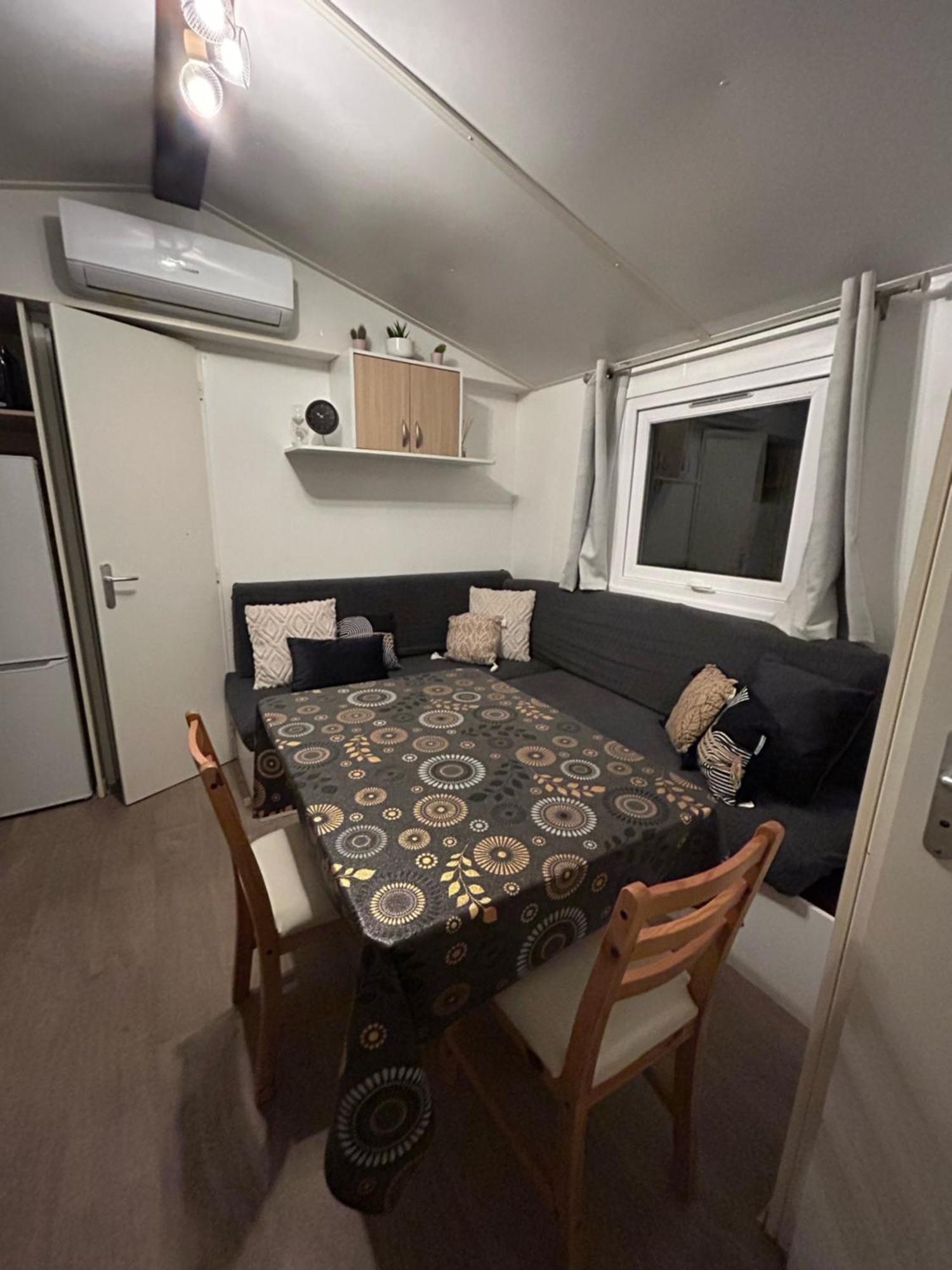 Mobil-Home Au Pied Du Luberon Ла Рок д'Онтерон Екстериор снимка