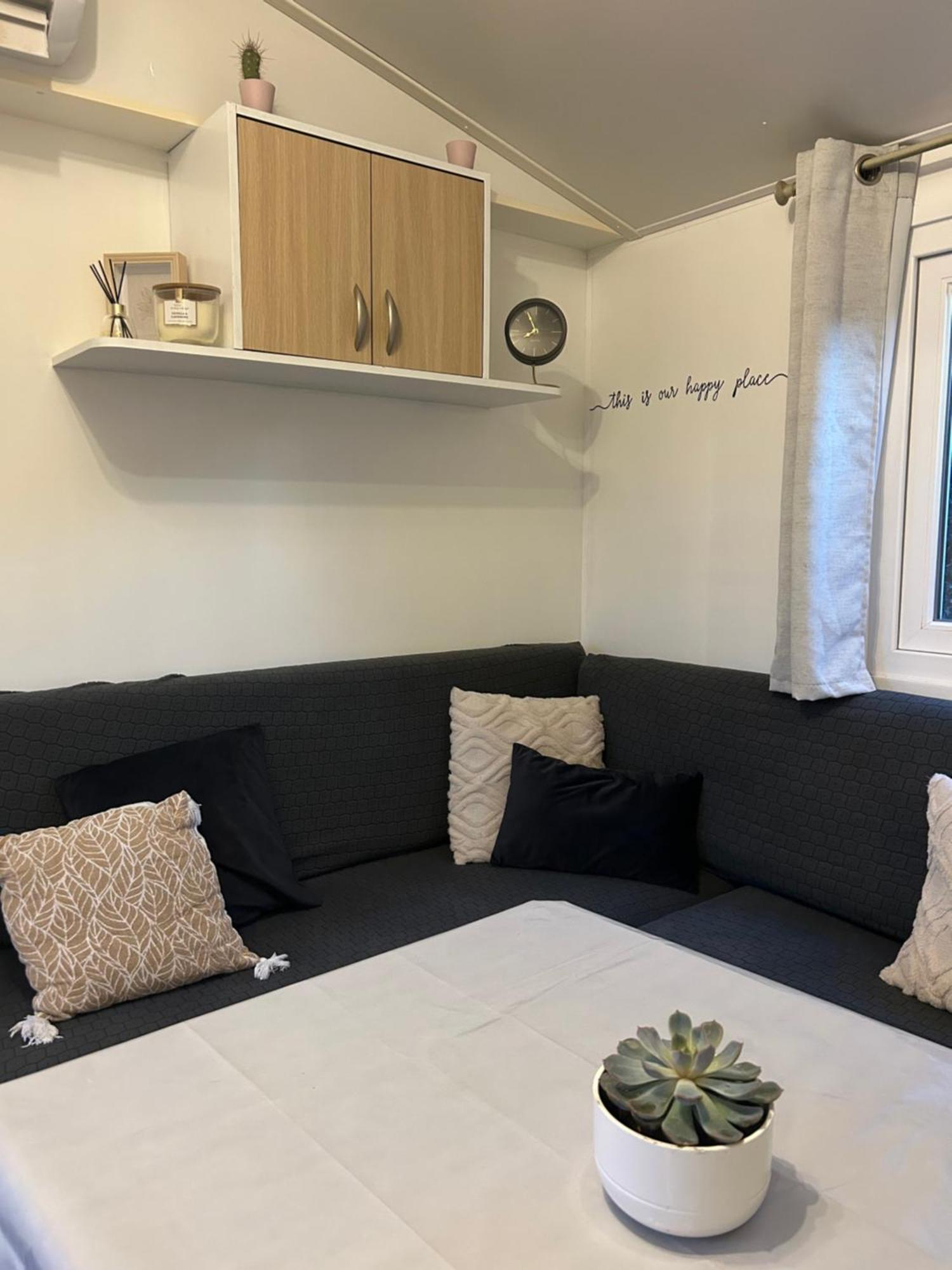 Mobil-Home Au Pied Du Luberon Ла Рок д'Онтерон Екстериор снимка